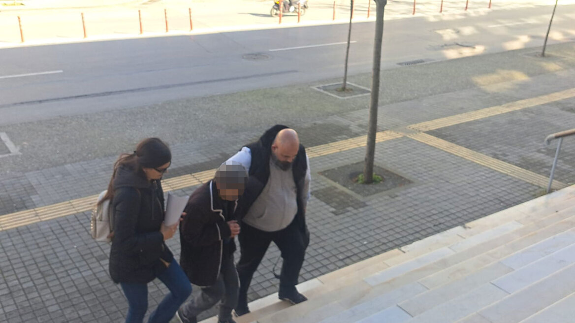 Τη Δευτέρα θα δικαστεί στο αυτόφωρο η 77χρονη που συνελήφθη μετά τον θάνατο του 82χρονου συζύγου της στη Θεσσαλονίκη