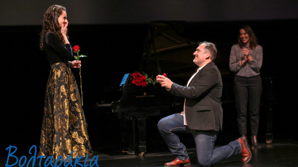 Ρομαντική πρόταση γάμου στο Πολιτιστικό Κέντρο Ηρακλείου, ενθουσιάστηκε το κοινό 