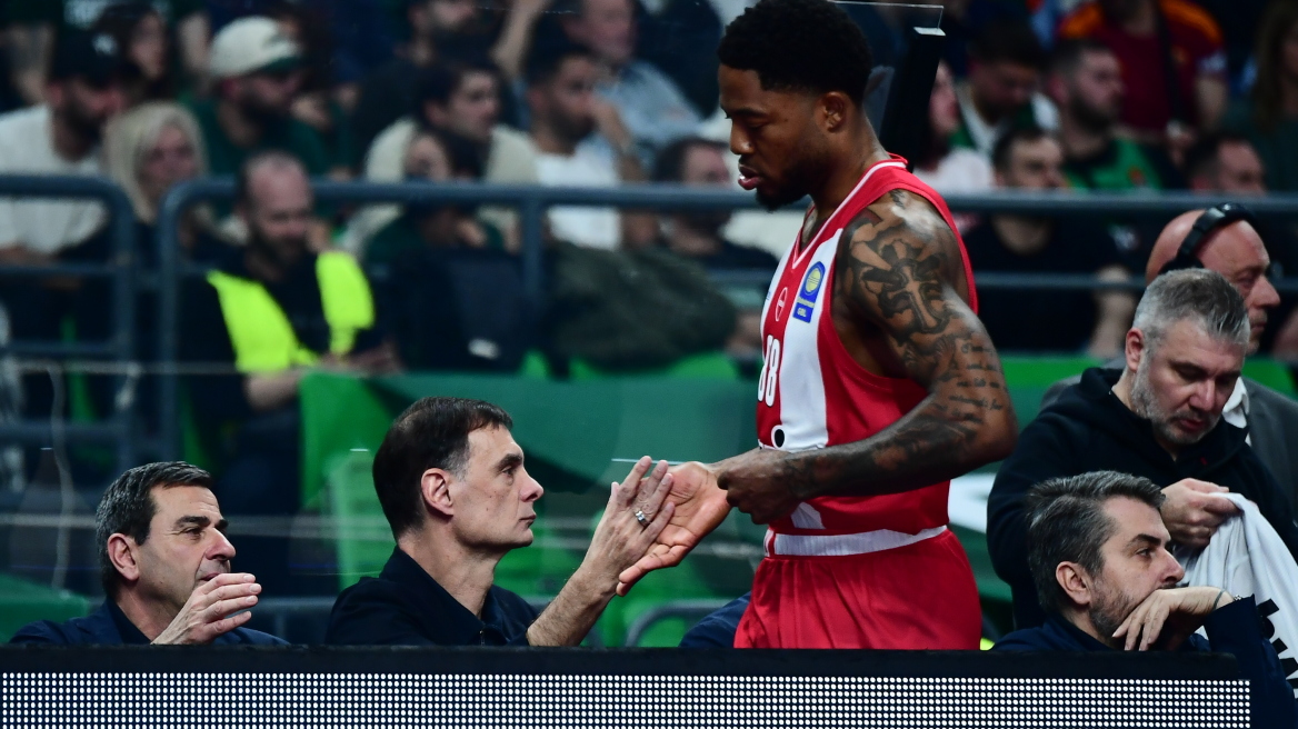 Ολυμπιακός: Αποχώρησε από το ντέρμπι με πρόβλημα στη γάμπα ο Ταϊρίκ Τζόουνς
