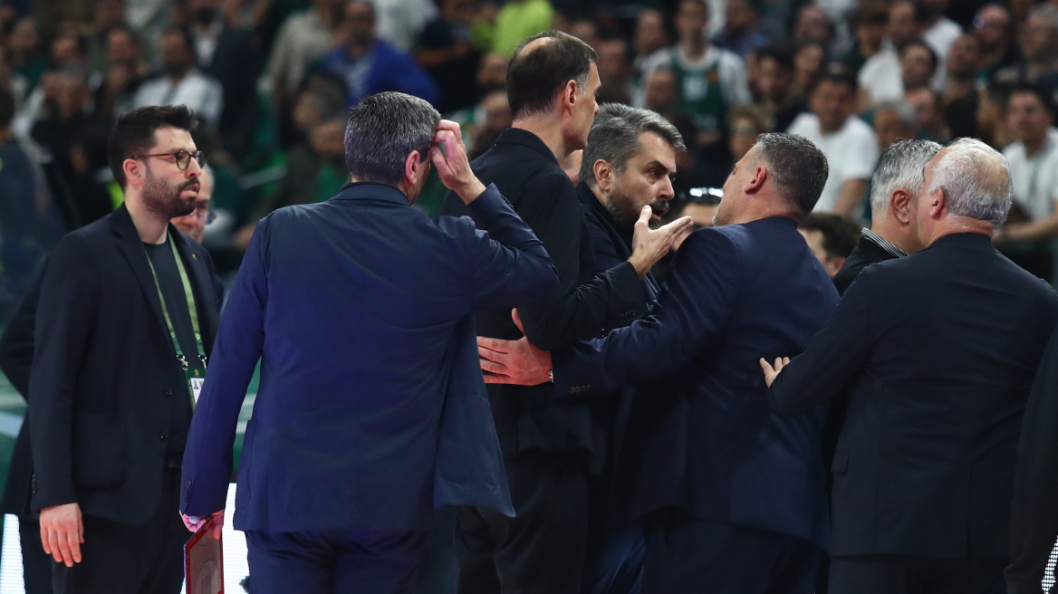 Καταγγελία Ολυμπιακού: Άνθρωπος που συνόδευε τους διαιτητές είπε  «φύγε από εδώ ρε μ@λ@κ@» στον Μπαρτζώκα