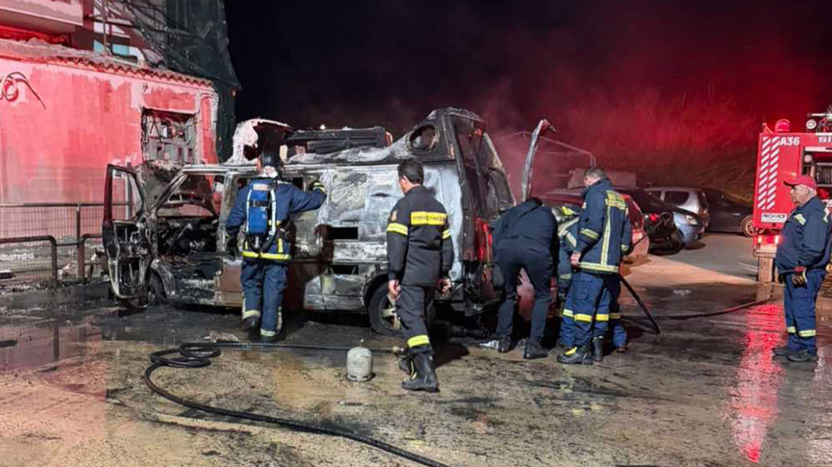 Συναγερμός στο Ηράκλειο Κρήτης: Δύο σταθμευμένα οχήματα τυλίχθηκαν στις φλόγες, δείτε βίντεο