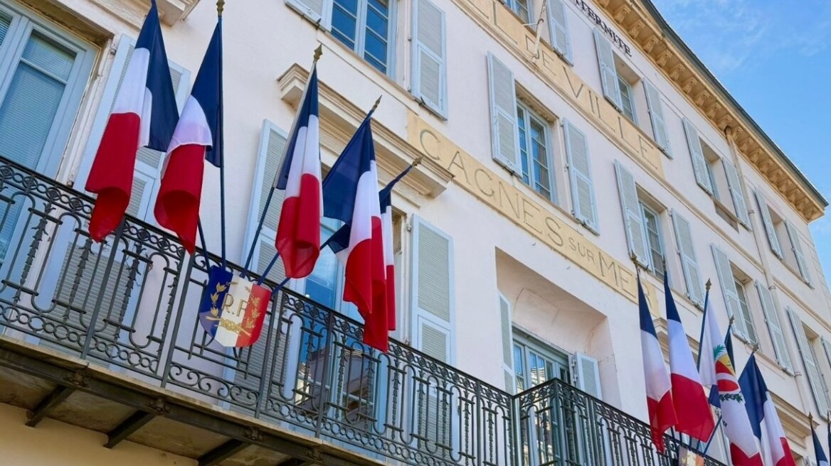 Δήμαρχοι εκλεγμένοι με την ακροδεξιά στη Γαλλία κατέβασαν τις ευρωπαϊκές σημαίες από τα δημαρχεία τους, βίντεο