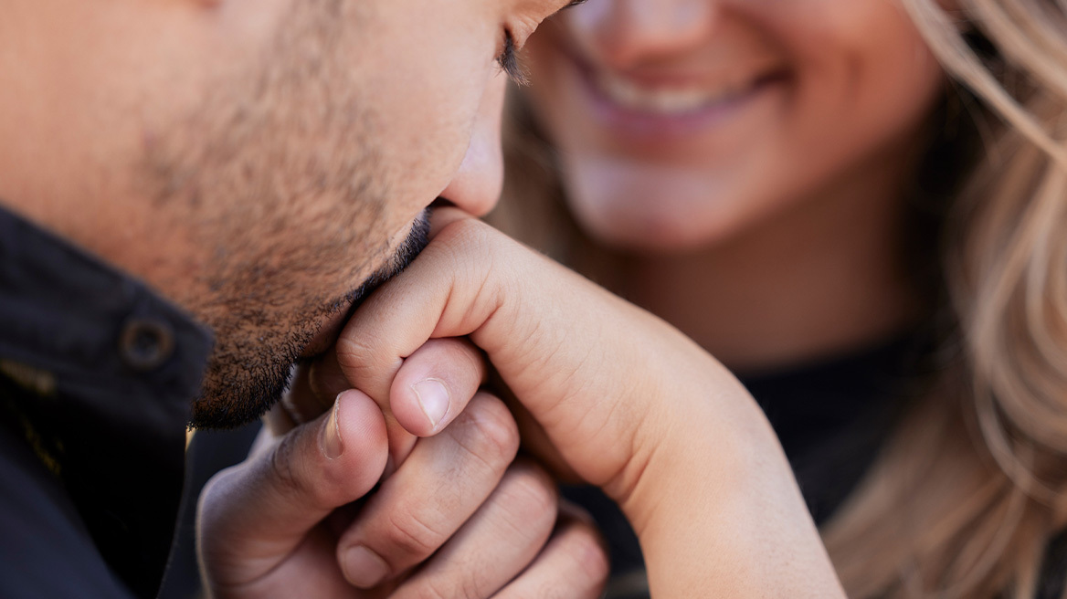 Σεξουαλική επίθεση το χειροφίλημα χωρίς συναίνεση στην Ισπανία