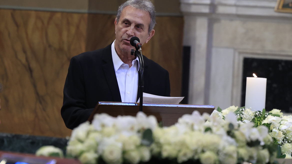 Συγκλόνισε ο Νταλάρας στον επικήδειο για τη Μαρινέλλα: Για μένα πέθανε η δεύτερη μάνα μου που με πήρε παιδί από το χέρι