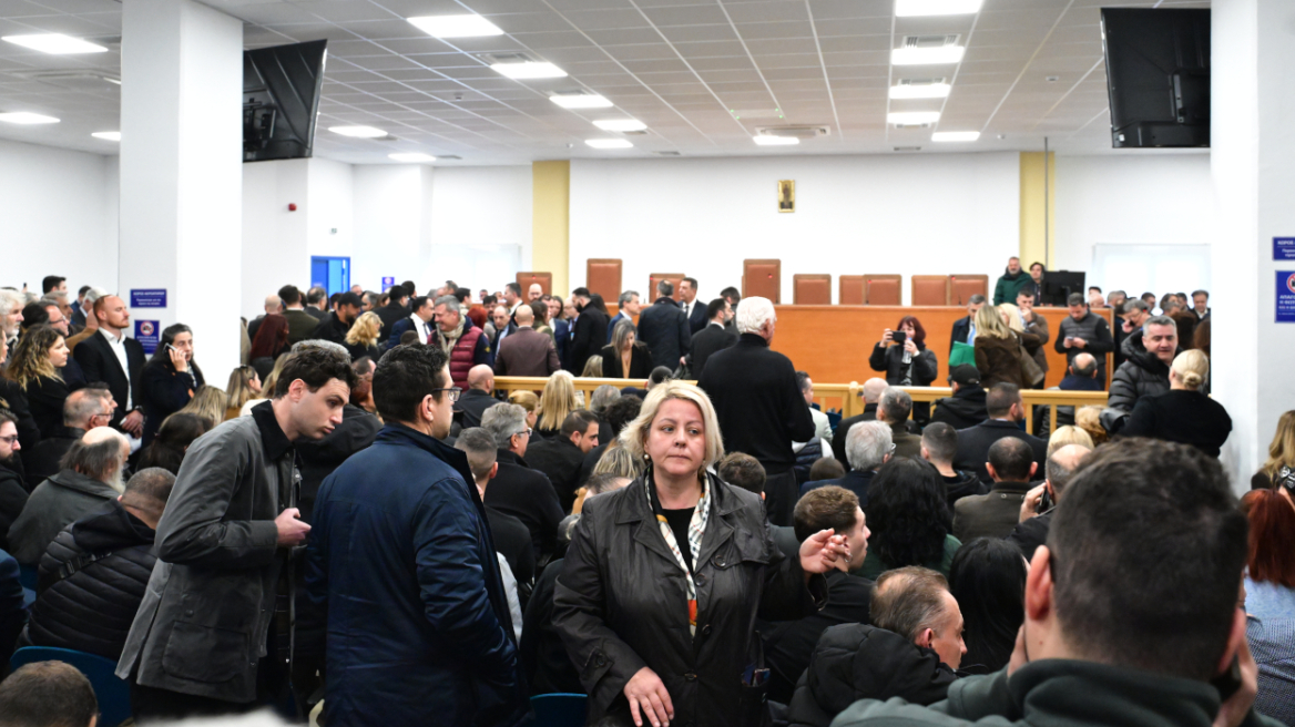 Δίκη για τα Τέμπη: Βίντεο από τις αλλαγές στην αίθουσα, πώς θα εισέλθουν δικηγόροι, κατηγορούμενοι, συγγενείς θυμάτων και δημοσιογράφοι
