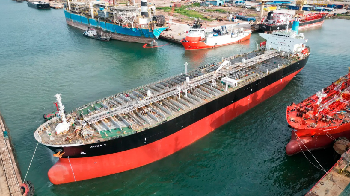 Δεξαμενόπλοιο χτυπήθηκε από ιρανικό πύραυλο στο Κατάρ, αναχαιτίστηκαν δύο πύραυλοι κρουζ