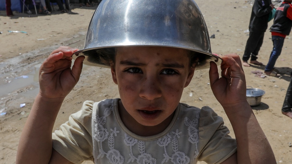 Γάζα: Μικρά παιδιά αναπαριστούν κηδεία στο παιχνίδι τους (βίντεο)
