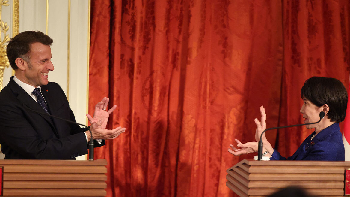 Η στιγμή που ο Μακρόν και η πρωθυπουργός της Ιαπωνίας μιμούνται τη διάσημη κίνηση του Dragon Ball, δείτε βίντεο