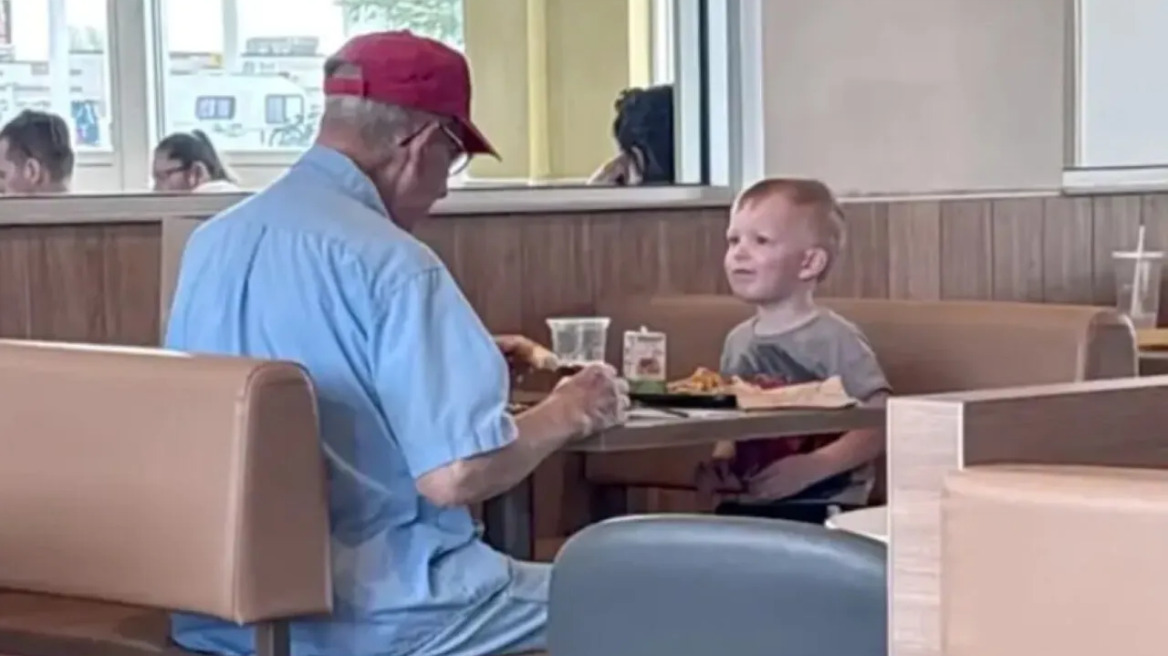 Αγοράκι είδε ηλικιωμένο να τρώει μόνος του και πήγε να του κάνει παρέα – Δείτε βίντεο
