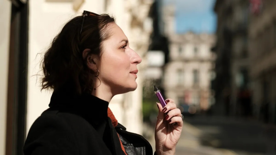 Ηλεκτρονικό τσιγάρο: Νέα μελέτη συνδέει το άτμισμα με τον κίνδυνο καρκίνου
