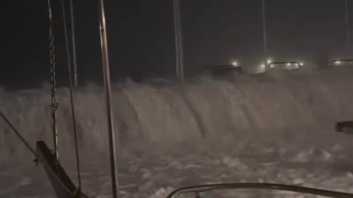 Ήχησε το 112 στη Ρόδο: «Περιορίστε τις μετακινήσεις σας» - Τεράστια κύματα και πτώσεις δέντρων, προβλήματα στα δρομολόγια πλοίων και αεροπλάνων