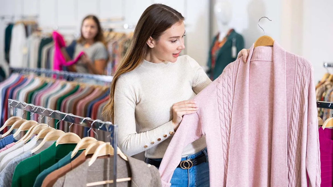 Καινούρια ρούχα; Γιατί πρέπει να τα πλένετε πάντα πριν τα φορέσετε
