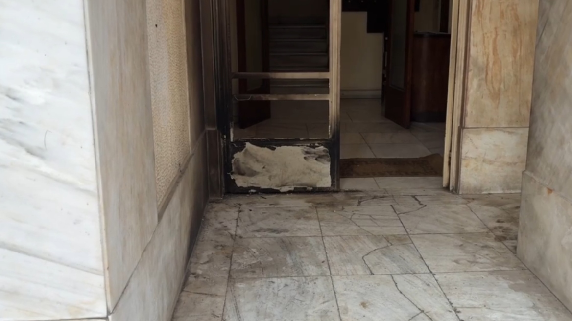 Εμπρηστική επίθεση με γκαζάκια στο δικηγορικό γραφείο του Βασίλη Καπερνάρου στην Κυψέλη
