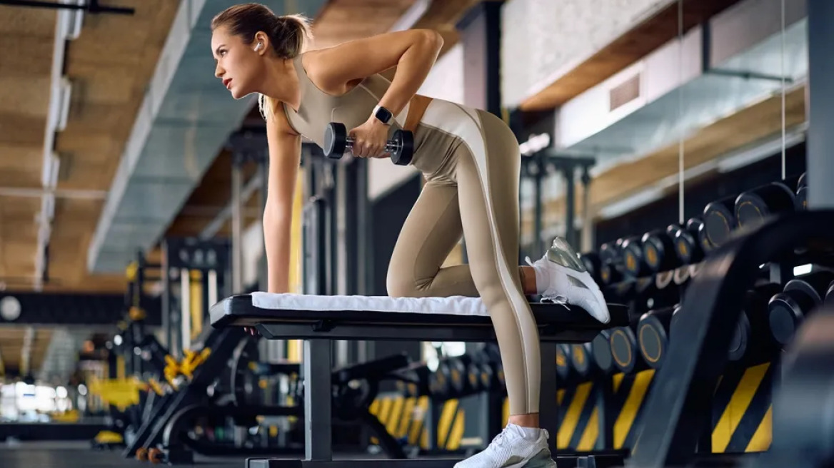 Βάρη – Αντιστάσεις: Η θαυματουργή προπόνηση που «θωρακίζει» μύες, οστά και μεταβολισμό
