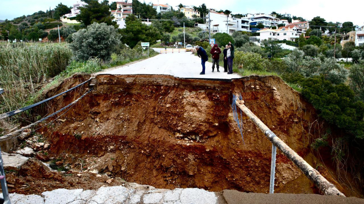 Κόπηκε στη μέση δρόμος στην Καλλιτεχνούπολη, άνοιξε τρύπα με 10 μέτρα μήκος και 5 βάθος - Παρασύρθηκαν και αυτοκίνητα λόγω της κακοκαιρίας