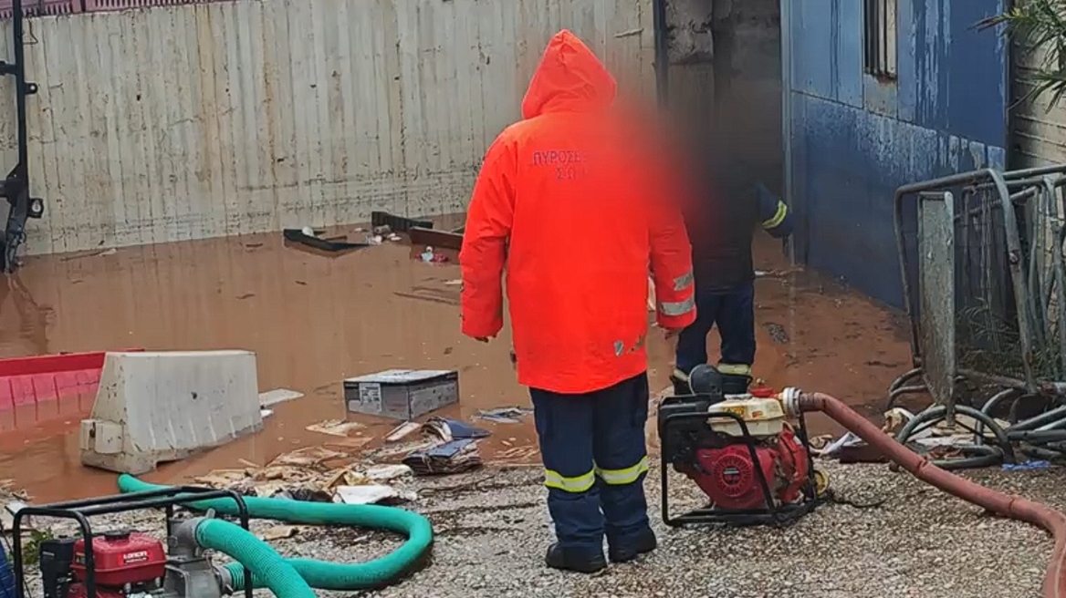 Νέα Μάκρη: Πλημμύρισε το γκαράζ του αστυνομικού τμήματος