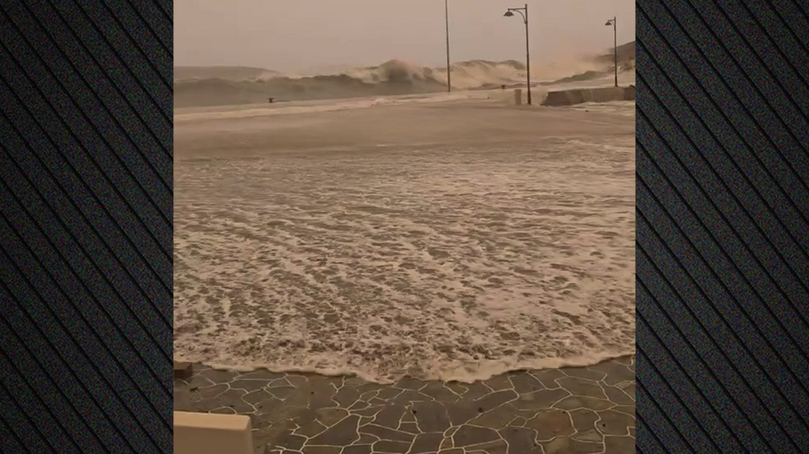 Τεράστια κύματα σκάνε στο λιμάνι της Κιμώλου λόγω της κακοκαιρίας Erminio, δείτε βίντεο