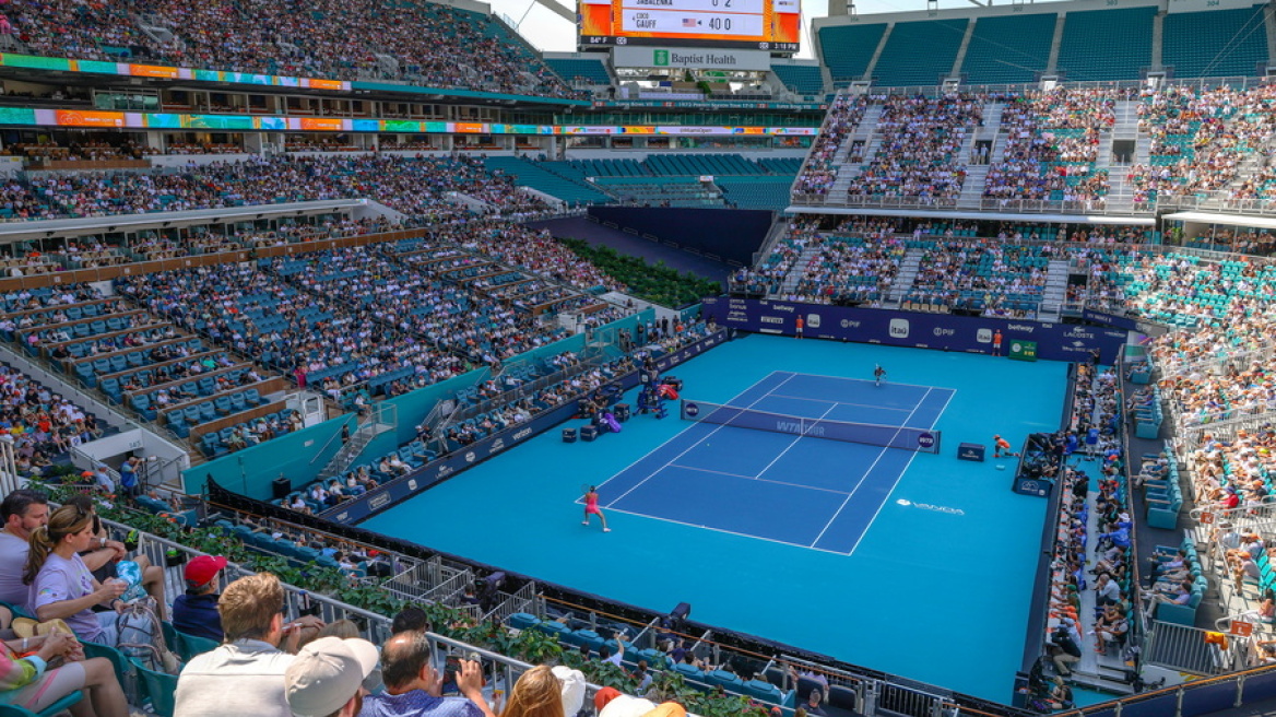 Η εντυπωσιακή μεταμόρφωση του «Hard Rock Stadium» του Μαϊάμι από γήπεδο αμερικανικού ποδοσφαίρου σε court του τένις, βίντεο