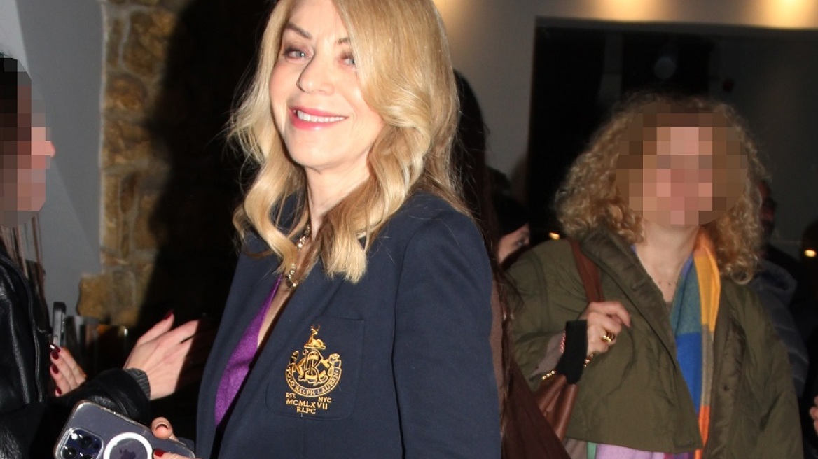 Η Έλλη Στάη με ανοιξιάτικο σύνολο στο θέατρο