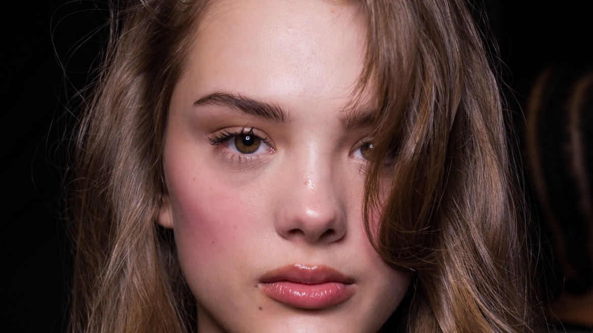 «Blurry Make-up»: Γιατί επικρατεί στις τάσεις του μακιγιάζ για το 2026
