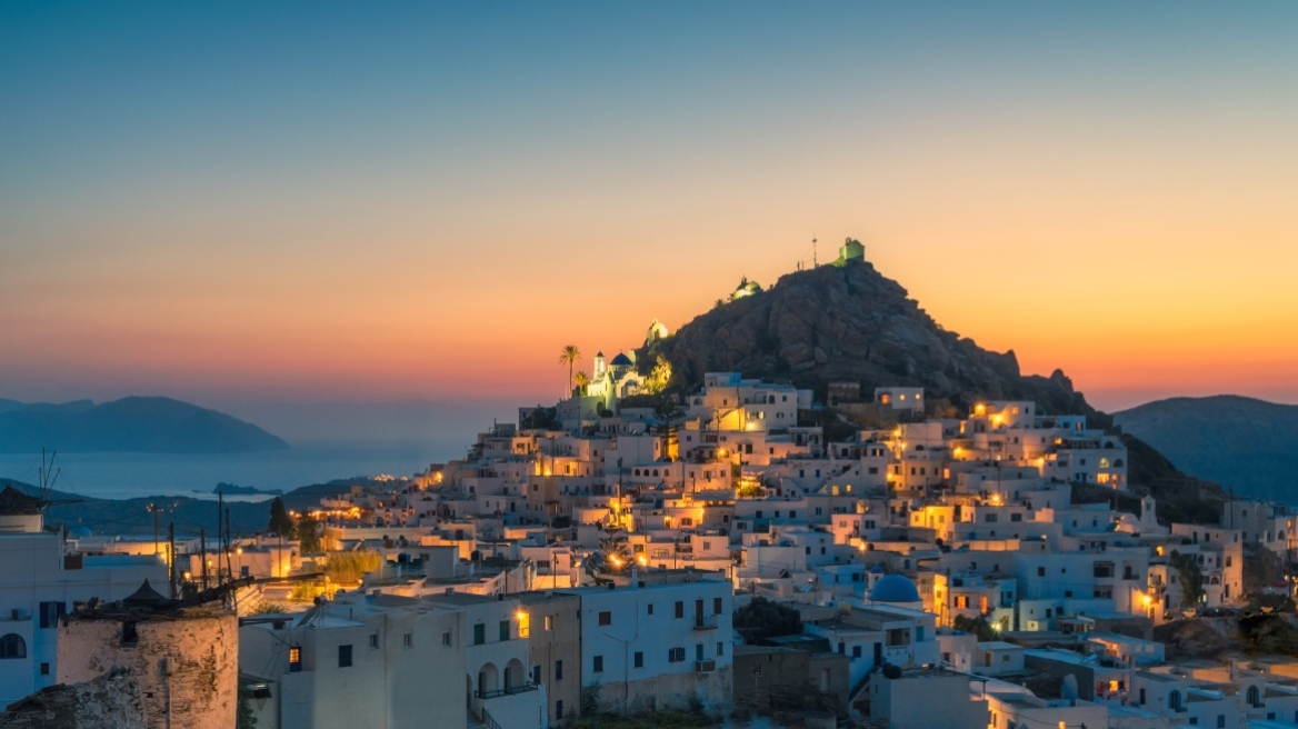 Ελληνικό νησί αποτελεί πόλο έλξης για τη νέα γενιά ταξιδιωτών: «Η Χώρα του από τις πιο όμορφες των Κυκλάδων»