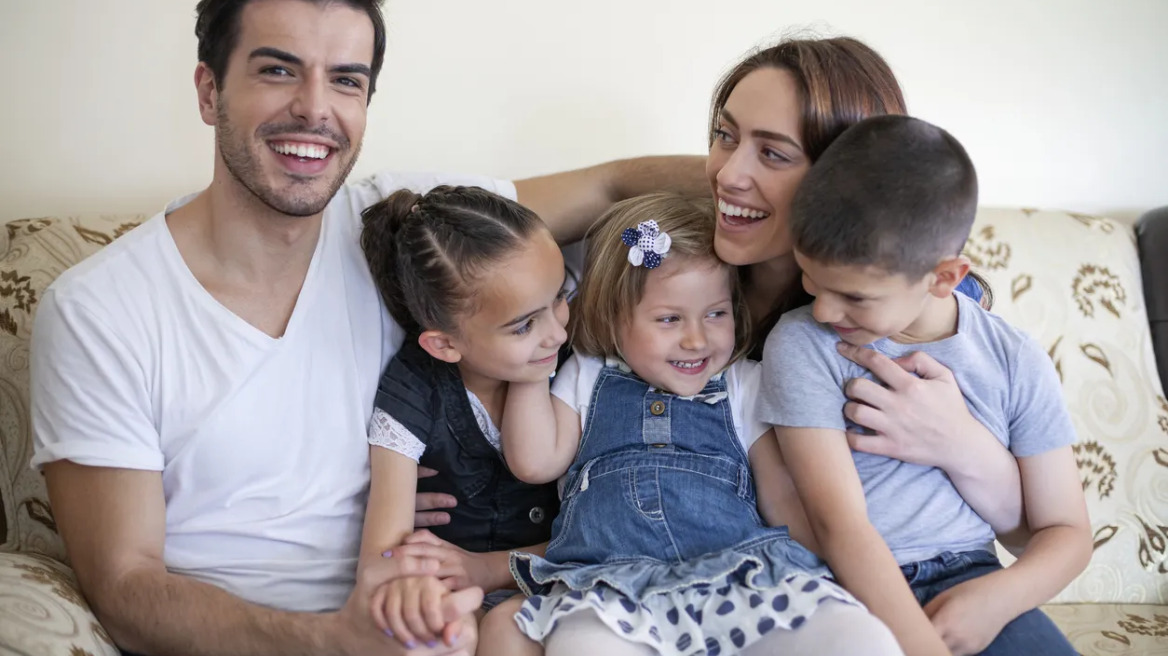 Τα μεσαία παιδιά συχνά αναπτύσσουν 6 μοναδικές συμπεριφορές στην ενήλικη ζωή
