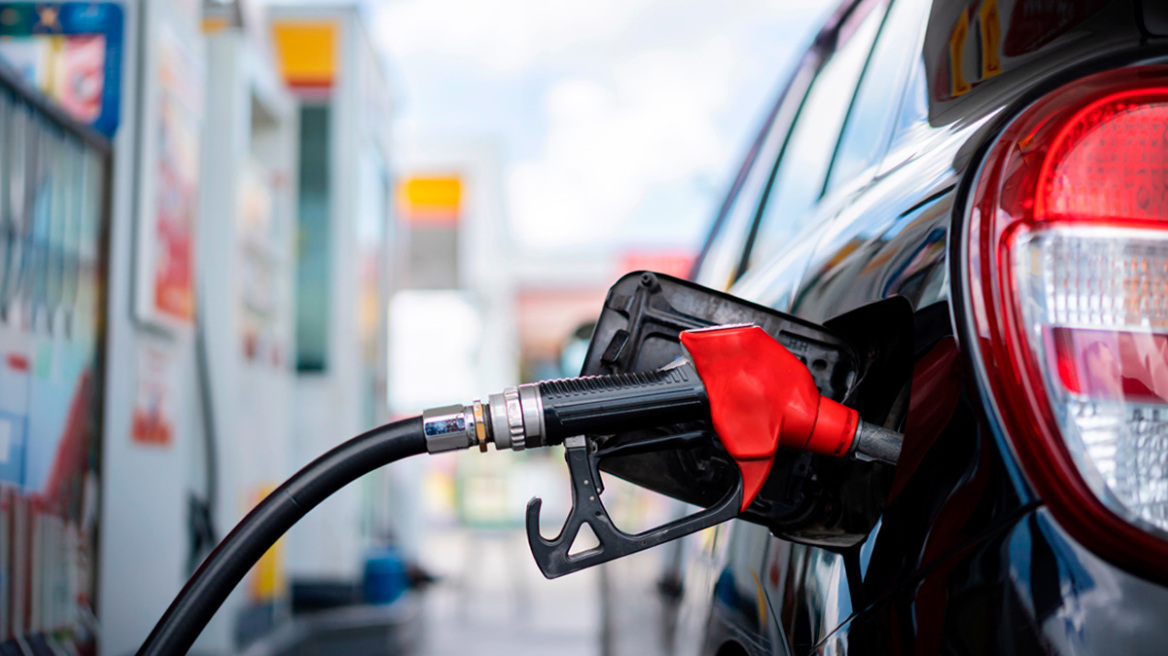 Financial Times: Η Κομισιόν επεξεργάζεται σχέδιο ακόμα και για δελτίο στα καύσιμα, απελευθέρωση αποθεμάτων πετρελαίου