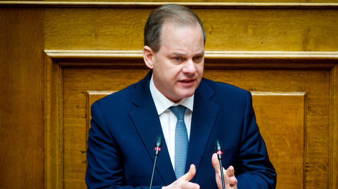 Καραμανλής: Δεν θα είμαι υποψήφιος στις εκλογές, θα μείνω στη Βουλή μέχρι τη λήξη της θητείας μου - Κυβερνητική πηγή: Έπραξε το σωστό