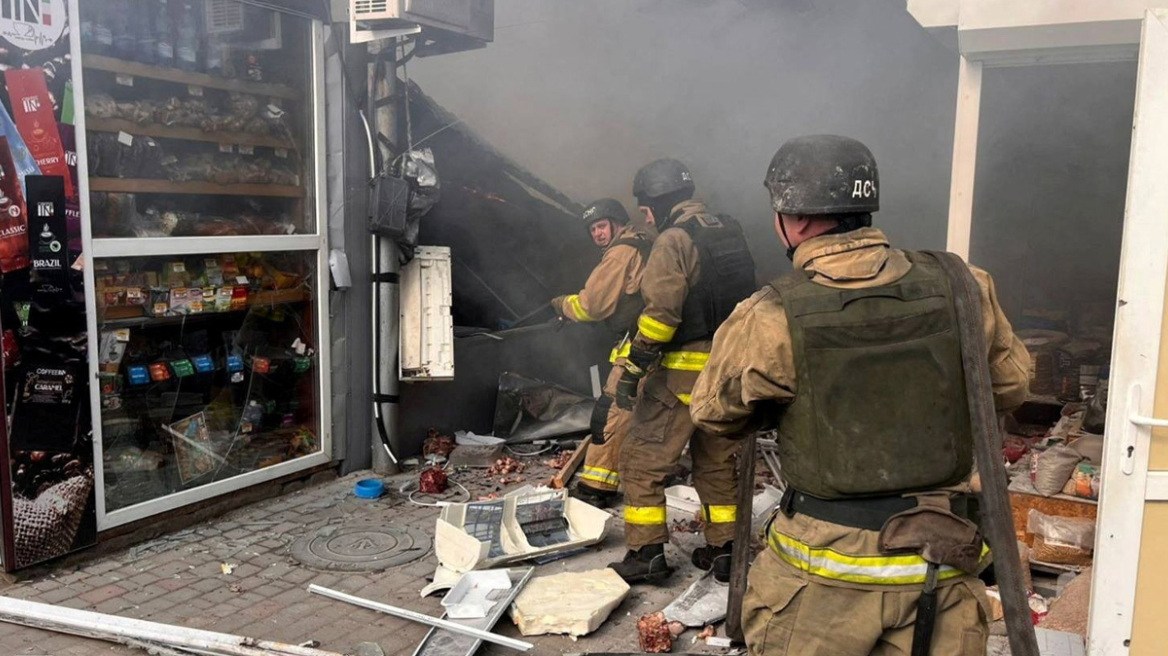 Έξι νεκροί και δεκάδες τραυματίες από ρωσικά πλήγματα σε Νικόπολη και Χερσώνα στην Ουκρανία