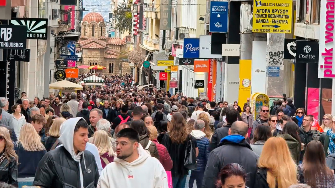Κυριακή με ανοιχτά καταστήματα: Πλημμύρισε από κόσμο η Ερμού, δείτε βίντεο
