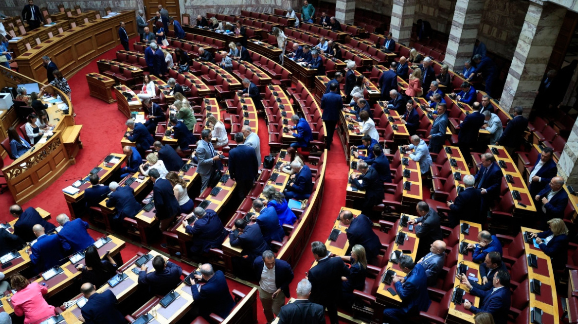 Αυλαία στη Βουλή για τη συνταγματική αναθεώρηση, στο επίκεντρο τα άρθρα 16 και 86