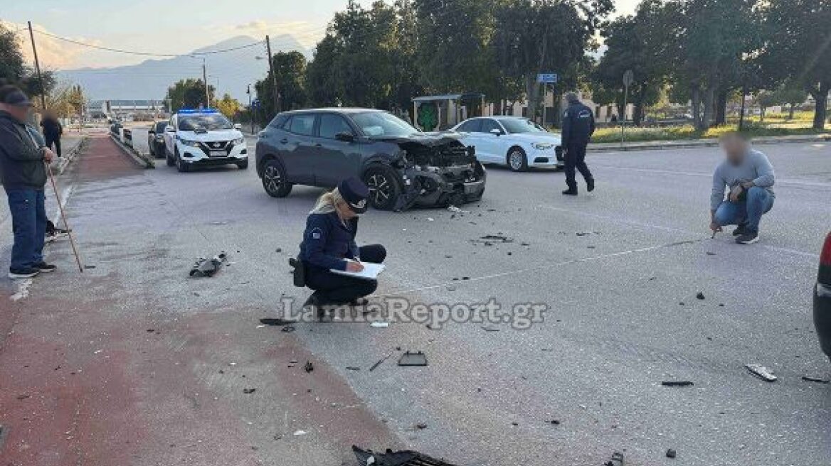 Στο νοσοκομείο παππούς και εγγονός μετά από τροχαίο σε διασταύρωση στη Λαμία, δείτε βίντεο και φωτογραφίες