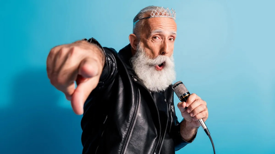 Οι 70χρονοι που βλέπουν διαφορετικά τη ζωή – Και κάνουν μαθήματα stand up comedy
