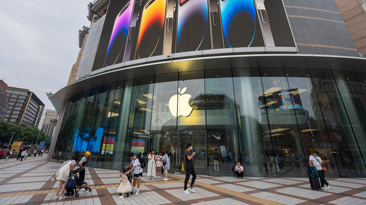 Apple: Από ένα γκαράζ στην κορυφή του κόσμου – Στα 50 της χρόνια με 465 δισ. έσοδα απέναντι στην πρόκληση της AI