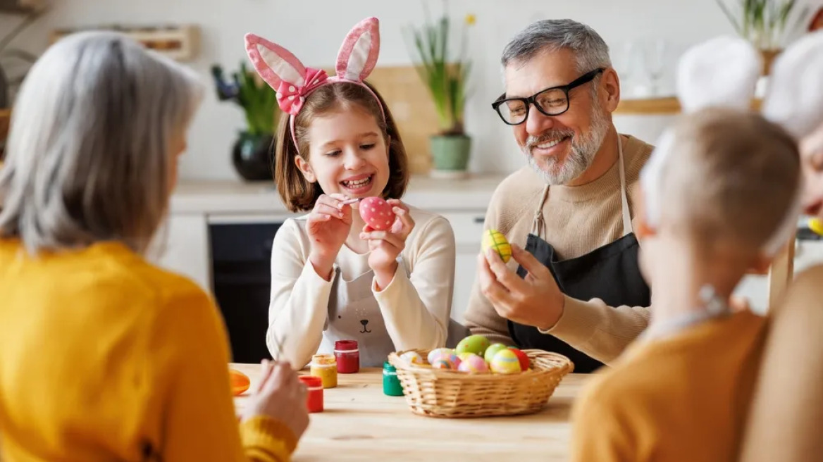Θα βάψετε πασχαλινά αυγά; Όλα τα tips για να τα καταναλώσετε με ασφάλεια
