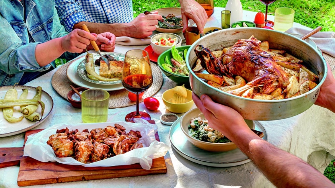 Γιατί τρώμε τα ίδια φαγητά κάθε Πάσχα; Τι λέει η επιστήμη για τα έθιμα