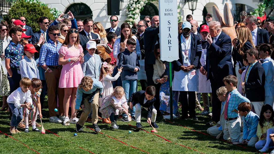 Μαθήματα πλουτισμού από τον Τραμπ σε παιδιά: Θα σας υπογράψω αυτόγραφα, να τα πουλήσετε στο eBay και να βγάλετε 25.000 δολάρια
