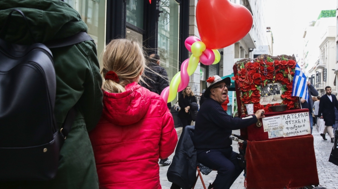 Ο άνθρωπος με τη λατέρνα: Ποιος είναι ο κ. Σπύρος που κρατά ζωντανή τη «ψυχή» της Ερμού εδώ και 26 χρόνια
