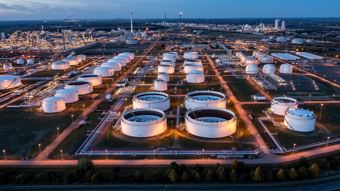 Οι τιμές τραβούν την ανηφόρα σε πετρέλαιο - αέριο, καθώς ο Τραμπ απειλεί και οι Ιρανοί στήνουν ανθρώπινες ασπίδες: Πού ποντάρουν οι αγορές