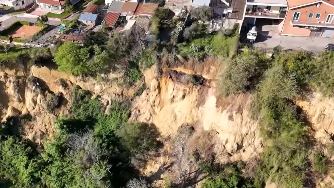 Μεγάλη κατολίσθηση με μέτωπο 4 χιλιομέτρων έκοψε στα δύο την Ιταλία, δείτε βίντεο 
