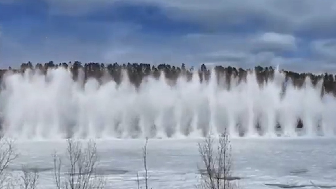 Απίθανες εικόνες από εκρήξεις πάγου στον ποταμό Αμούρ στα σύνορα Κίνας - Ρωσίας, δείτε βίντεο από τα διαδοχικά συντριβάνια από χιόνι