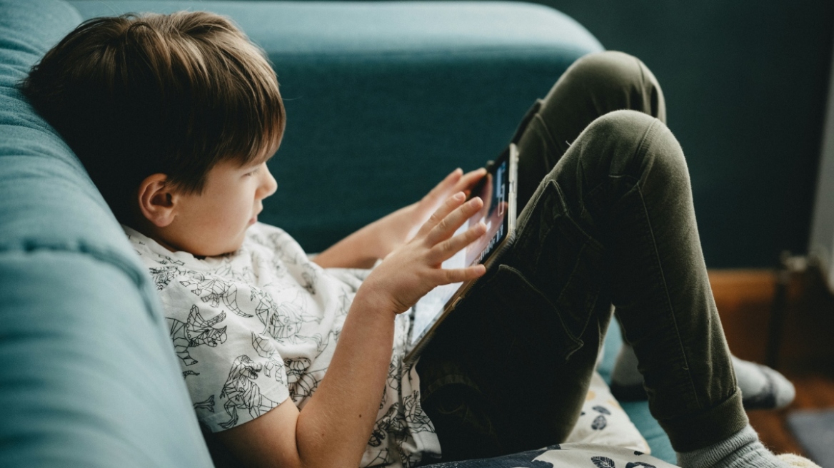 10 ερωταπαντήσεις για την απαγόρευση των social media στους κάτω των 15 ετών: Οι κυρώσεις, τα πρόστιμα και το χρονοδιάγραμμα
