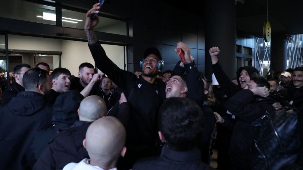 ΠΑΟΚ: Αποθέωση της ομάδας μπάσκετ στο αεροδρόμιο, δείτε βίντεο και φωτογραφίες