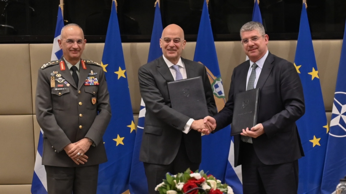 Συμφωνία ΥΠΕΘΑ με την ΕΤΕπ για την ενεργειακή αναβάθμιση 40 στρατοπέδων: «Έργο με τεράστιο περιβαλλοντικό αποτύπωμα», λέει ο Δένδιας