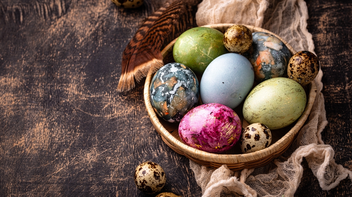 Τα ήθη και τα έθιμα της δυτικής Θεσσαλίας για τη Μ. Πέμπτη: Από το βάψιμο των αυγών με ριζάρι μέχρι τα τάματα και το ξενύχτι στον Επιτάφιο