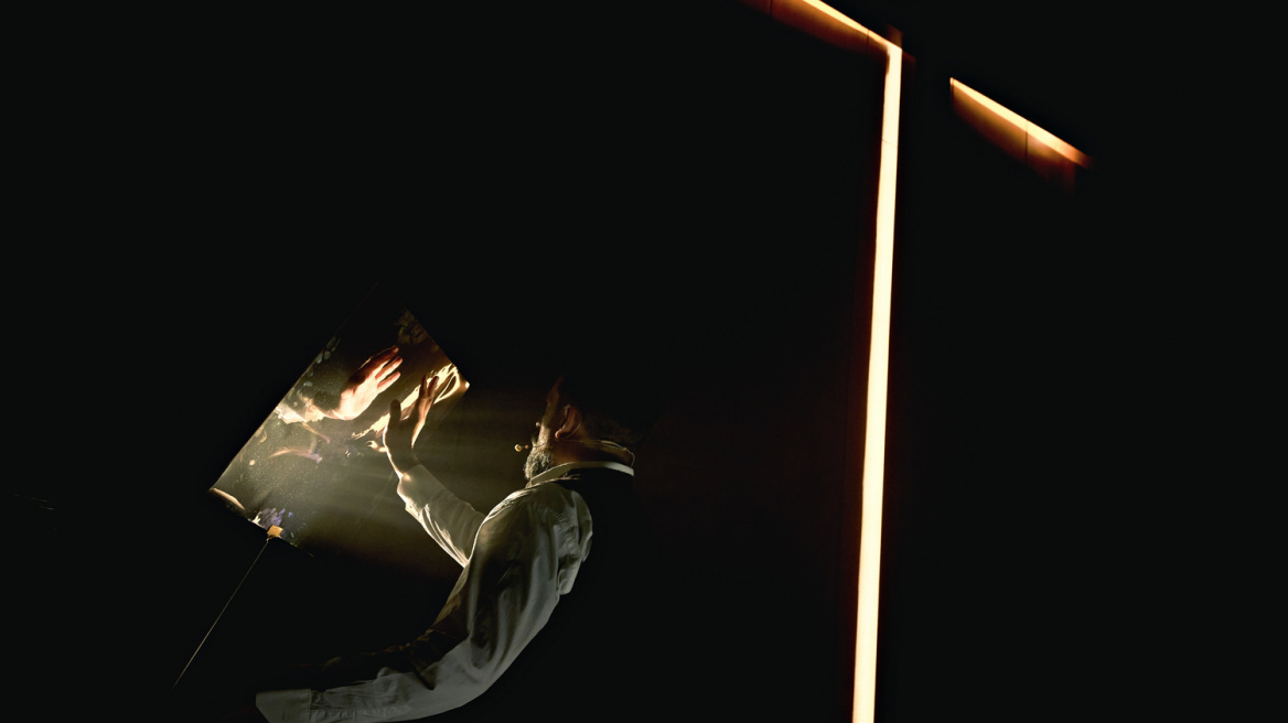 Σωτήρης Χατζάκης: Η επιτυχημένη παράστασή του «Ο λόγος» επιστρέφει σε νέο χώρο 