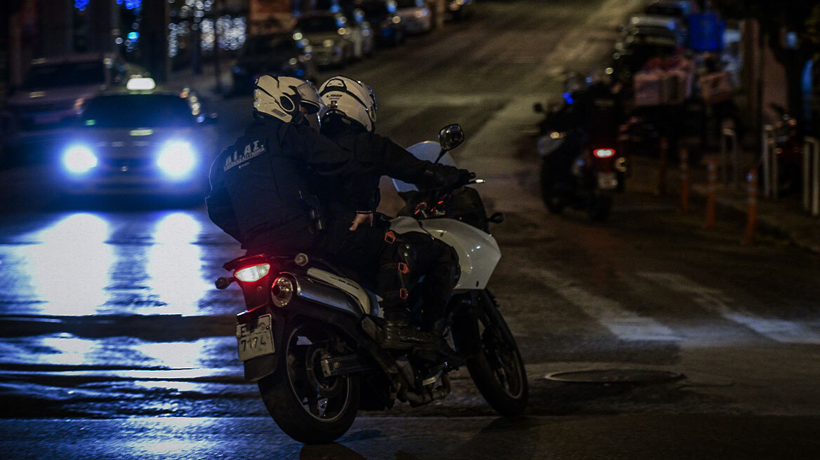 Καταδίωξη διαρρηκτών με πυροβολισμούς στη Βάρη: Πήγαν να εμβολίσουν τους αστυνομικούς