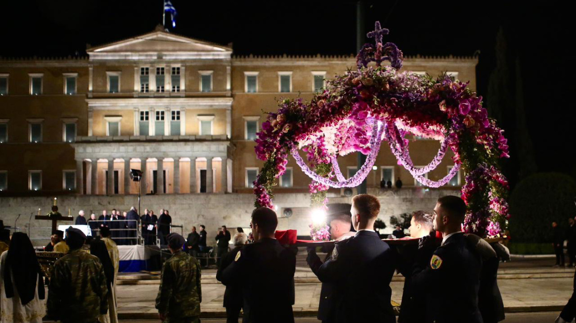 Πλήθος πιστών στην περιφορά του Επιταφίου της Μητρόπολης Αθηνών στο κέντρο της πόλης, δείτε βίντεο και φωτογραφίες
