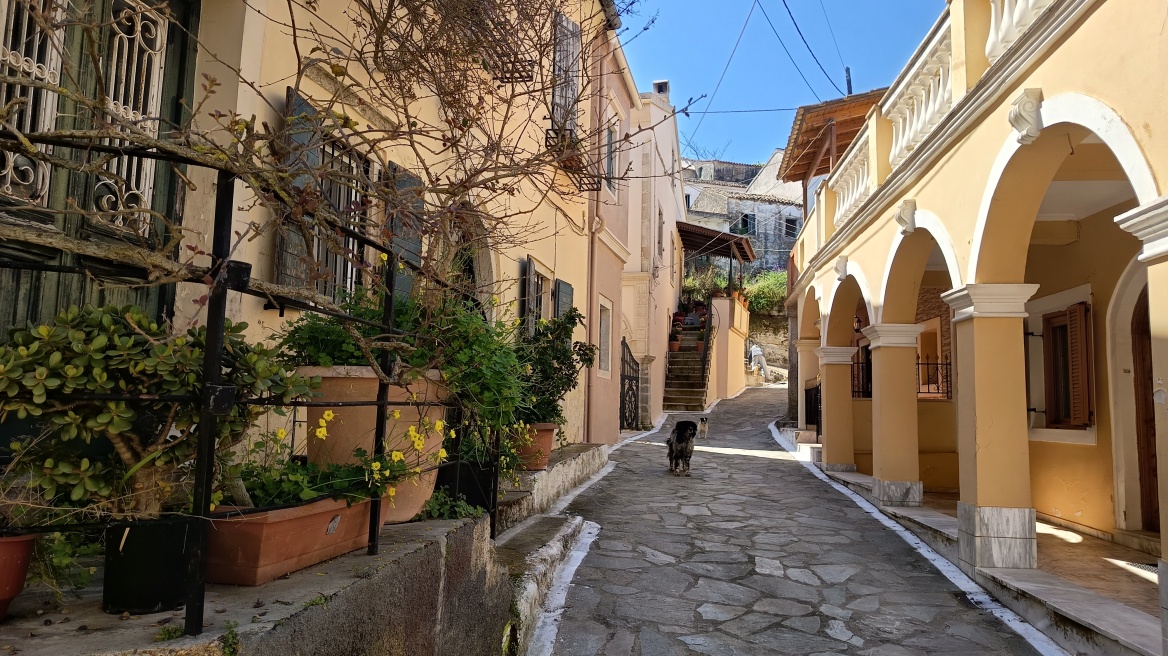 Πάσχα στην Ελλάδα: Τα έθιμα που κρατούν ζωντανή την παράδοση από τη Ναύπακτο έως την Κέρκυρα
