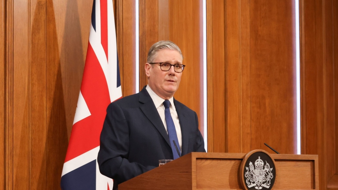 Ο Κιρ Στάρμερ δηλώνει «αγανακτισμένος» και αφήνει αιχμές κατά του Ντόναλντ Τραμπ